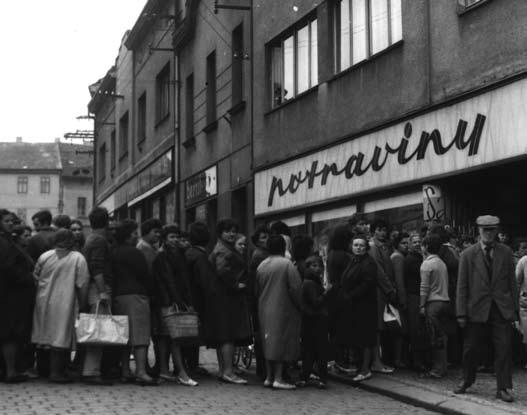 54 Vojenské řešení pražského jara Čekající občané před obchody s potravinami na Březohorském sídlišti (fotoarchiv Hornického muzea Příbram) hranice, hlídkují vrtulníky, ale jinak žádná mimořádná