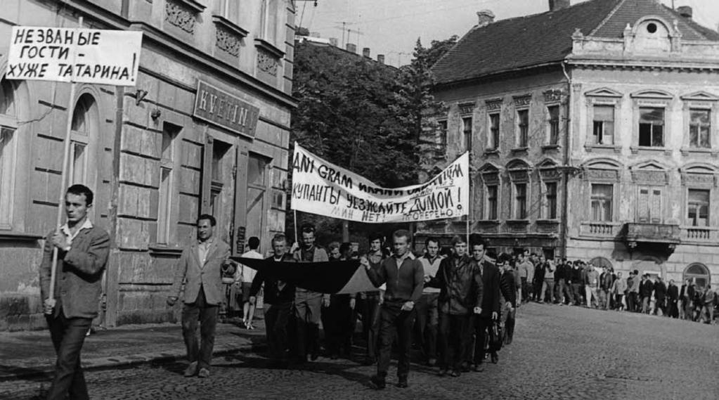 VI. Armáda v srpnu 1968 59 Manifestační průvod horníků, kteří odmítli dodávat uranovou rudu do SSSR, Příbram 22. 8. 1968 (fotoarchiv Hornického muzea Příbram) Dne 29. 8. proběhlo v Berouně další zasedání stranického výboru PPÚ, kde se po úvodu plk.