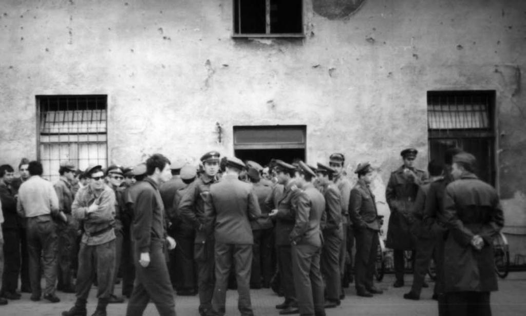 VI. Armáda v srpnu 1968 73 Diskutující důstojníci a vojáci na letišti v Pardubicích (VHÚ) ničí elektrická a sociální zařízení a vytloukají okna, zatímco vojáci z povolání, aby nebyli označeni za