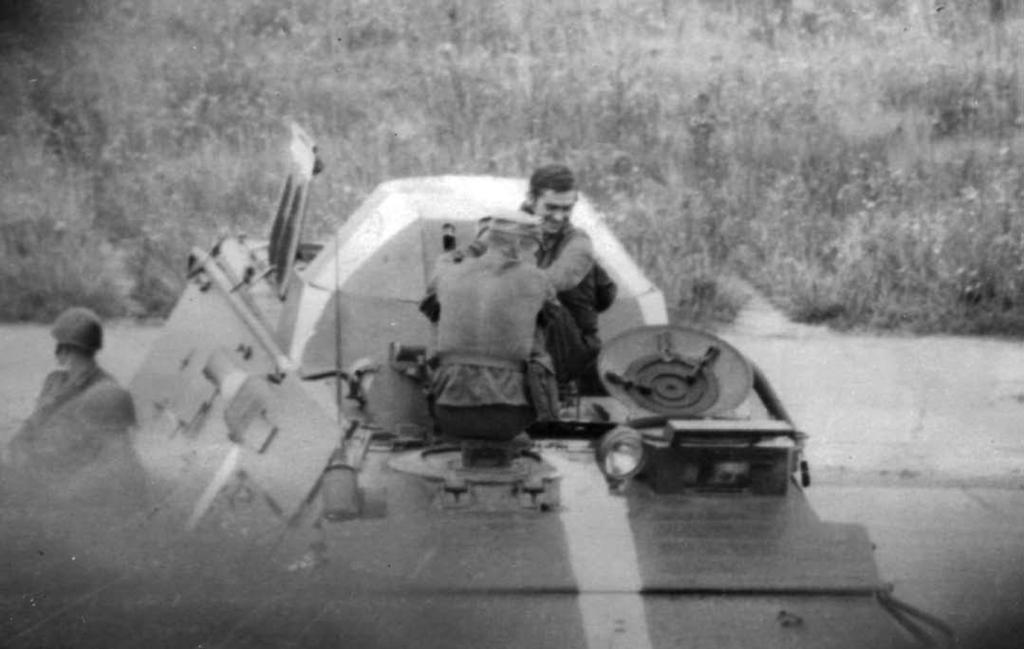 VI. Armáda v srpnu 1968 75 Polský obrněný transportér na letišti v Pardubicích (VHÚ) U svazku vycházel list Pěst lidu. Dochovaný exemplář z 27. 8.