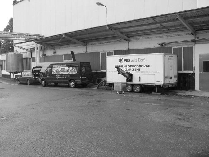 Obr. 3: Mobilní dekantační odstředivka MODO 250 V první fázi byla na odstředivku čerpána suspenze bez jakýchkoliv úprav. Suspenze byla natolik jemná, že k separaci kalu nedocházelo.