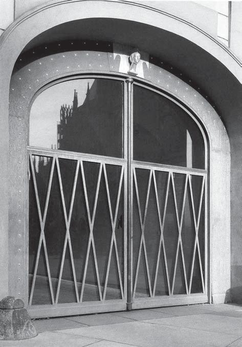 The closing of this gate would be a powerful symbolic gesture. In the lower part of the Matthias gate, Plečnik planed doors with Czechoslovak state symbols, above the middle doors a state emblem.