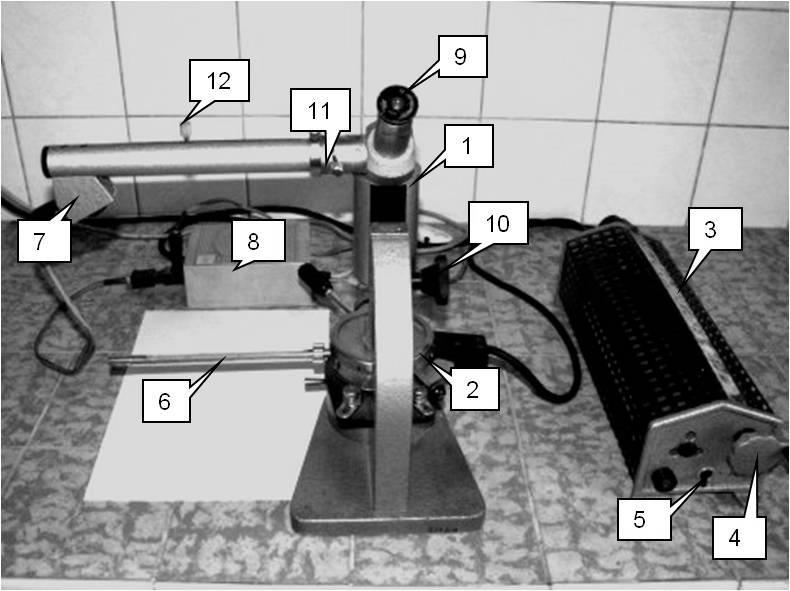 távku s mikroskopem (obr. 1). Zařazení této práce je vhodné i proto, že izolovaný betulin nachází uplatnění v další výzkumné práci katedry. Z teoretického hlediska je betulin Obr.