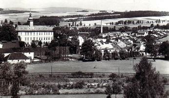 V pozadí kaple sv.