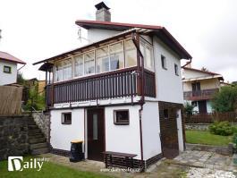 K dispozici je kuchyň, ložnice, obývací pokoj, veranda, toaleta a venkovní posezení. Na pozemku o celkové výměře 1001m2 se nachází kopaná studna (cca 3m), septik, kolna, ovocné stromky a okrasné keře.