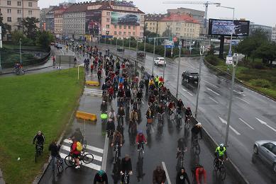 Zažít město jinak podporují Simona Babčáková, herečka Nelíbí se mi arogantní nadřazenost řidičů aut, jako těch větších, rychlejších, agresívnějších a z toho vyplývající automatické nároky na