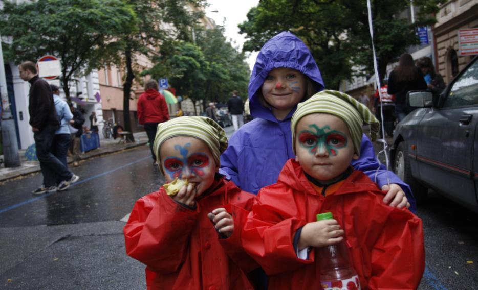 Londýnská 13:00 Skutečnost Open Air, čtení na ulici: Petra Hůlová, Láďa Čumba, Vítek Kremlička, Ondřej Mrázek, básník Ticho a další (hlavní pódium) 14:00-16:00 Swing tančírna na rohu Rumunské a