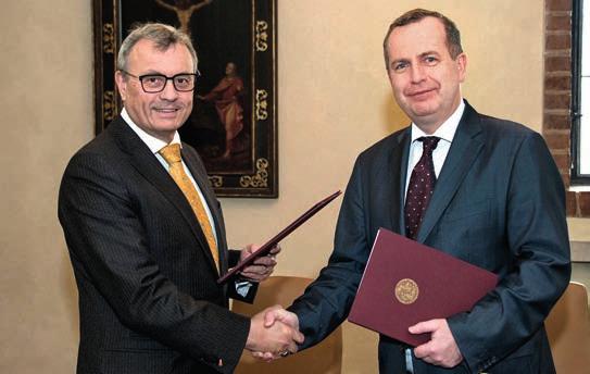 zprávy z komory a z domova KRÁTCE Z KOMORY Foto: HK ČR Hospodářská komora České republiky a Univerzita Karlova v Praze uzavřely partnerství.