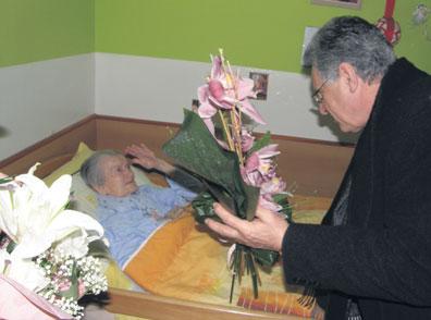 SPOLEČNOST Stoleté občance popřál starosta Starosta Meziboří Petr Červenka s předsedkyní komise pro občanské záležitosti a výročí Růženou Spilkovou navštívili v mezibořském domově důchodců Františku