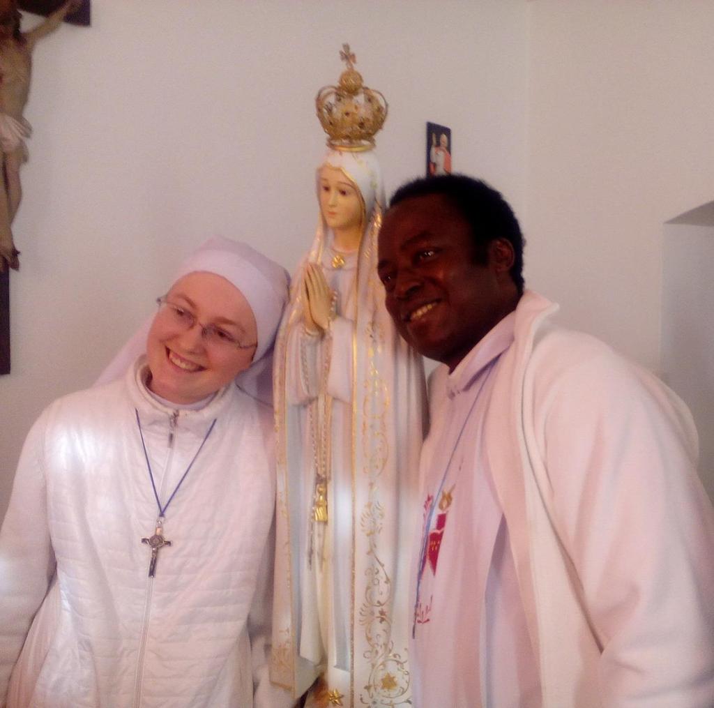 Naše sestra Anežka Ihemeredinma Zemanová spolu se zakladatelem Katolického Společenství