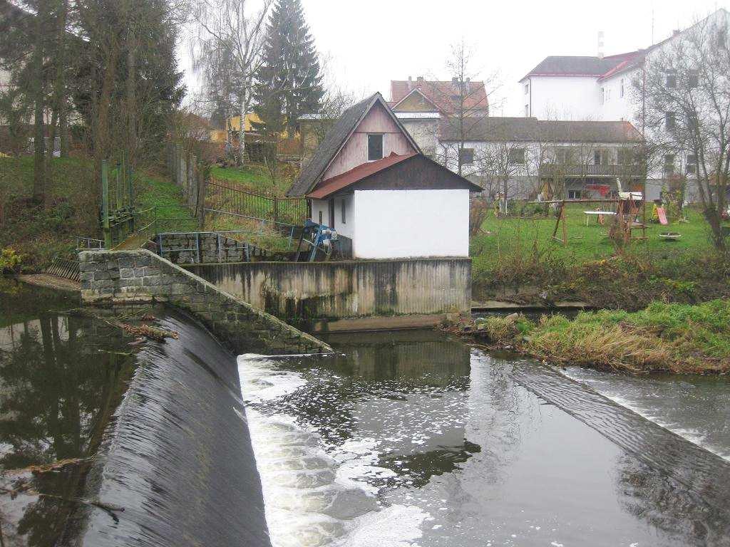 ELEKTRÁRNY - celkem 1 ID 200058970 POLOHA vlevo UMÍSTĚNÍ na jezu TYP TURBINY