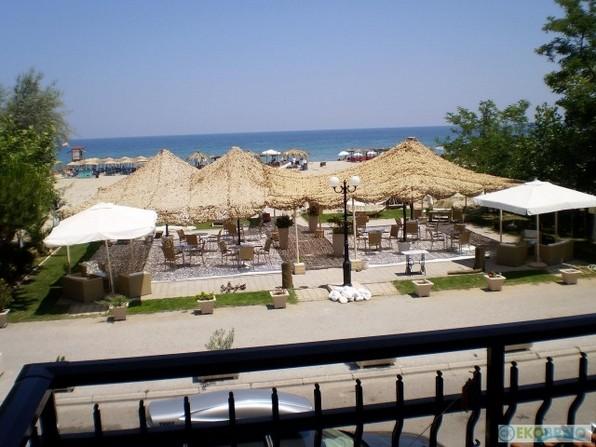Stravování: snídaně a večeře formou bufetu v hotelové jídelně s výhledem na moře Pláž: hotel je přímo na pláži má vlastní lehátka a slunečníky zdarma, podmínkou je konzumace kávy nebo nápoje.