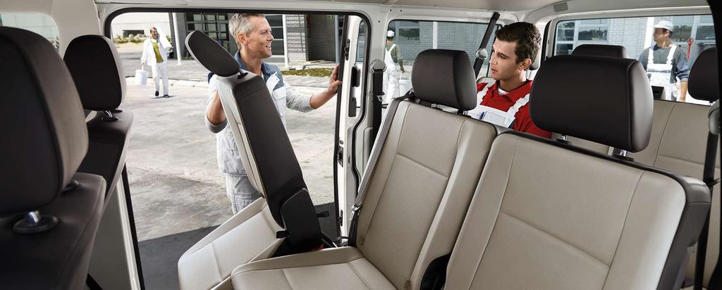 24 25 Nový Transporter Kombi Sklopit. Překlopit. Zcela vyjmout. Vše lze velmi snadno uskutečnit. Opěradla všech sedadel lze kompletně sklopit. Unikátní systém ukotvení sedadel.