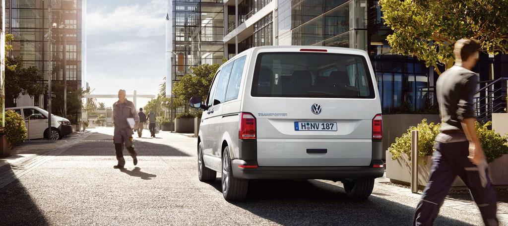 08 09 Nový Transporter Provedení zadní partie 04 Šířka otevření dveří 1 473 mm. 02 Vyklopené zadní dveře mohou být využity jako přístřešek.
