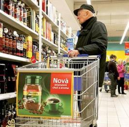 Obrázek 9: Reklama na nákupních vozících Zdroj: Obchod plný lákadel, která si nekoupíte, 2010 a Kalendárium událostí firem oboru sales promotion, 2003