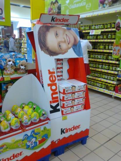Obrázek 35: Příklady stojanů na zboží v přední části Tesco Extra Jak je patrné z