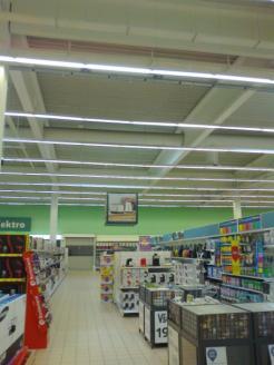 Naopak málo využívaná je v Tesco Extra reklama závěsná. Ta se zde vyskytuje snad jen ve dvou případech.