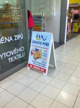 Dovnitř se dostaneme jedním ze dvou vchodů, kde hned narazíme na reklamní nosiče ve formě áčka.