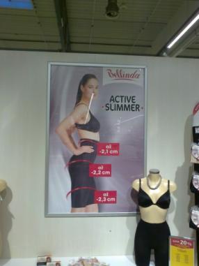 A samozřejmě zde nalezneme i s tištěnou reklamou na zdech, ta nebývá podsvícena ani nasvícena.