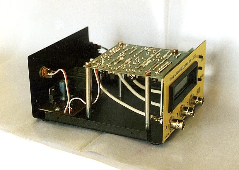 Externí pøeddìliè Pro mìøení vysokých kmitoètù až do 5 GHz je možno použít externích pøeddìlièù. Funkce zajiš uje korekci tak, aby displej ukazoval správný údaj bez nutnosti pøepoètu.