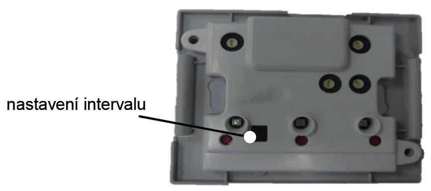 10 Větrací jednotka s rekuperací tepla 5.1.2 NASTAVENÍ ALARMU INTERVALU VÝMĚNY ZNEČIŠTĚNÝCH FILTRŮ Je možné nastavit interval výměny filtrů na 6, 9, 12 nebo 15 měsíců (tovární nastavení 9 měsíců).