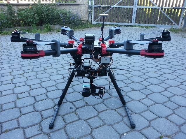 2. SNÍMKOVÁNÍ ZEMĚDĚLSKÉ PŮDY TECHNOLOGIÍ UAV UAV Unmanned Aerial Vehicle v češtině znamená bezpilotní letecký prostředek nebo také dron, jehož původ vychází z označení profesního vojenského slangu,