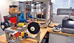 VUT OTEVŘELO PRVNÍ UNIVERZITNÍ DÍLNU 3D TISKU U vzniku sdílených dílen tzv. FabLabů (Fabrication Laboratory) a jejich konceptu stál proslulý Massachusettský technologický institut (MIT).