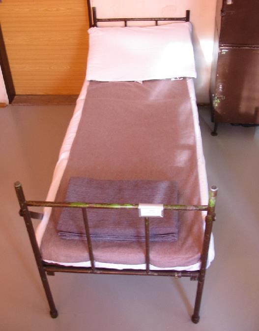 (2) Odsouzený si může ponechat povolené věci osobní potřeby pouze v takovém množství, které lze uložit do poskytnuté skříňky.