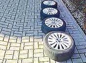 724 523 327 Díly Škoda Felicia: kapota, dveře, výztuha nárazníku, zapalovací lišta, alternátor, zadní světla.