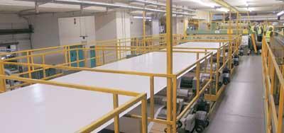 Výroba papíru Výroba papíru Mokrá část Odstraňování vody z vláknité suspenze na nekonečném sítě Lisová