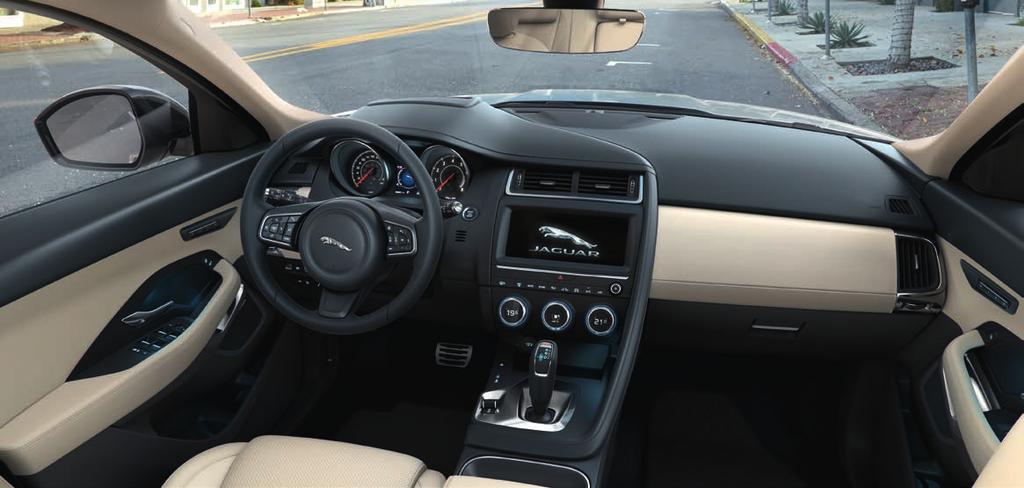 INTERIÉR Každá součást modelu E-PACE, na které spočinou váš zrak či ruce, byla pečlivě navržena tak, aby vůz poskytoval kultivovaný a příjemný zážitek z jízdy.