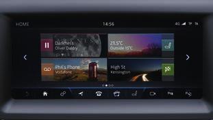 TOUCH PRO Standardní 10" dotyková obrazovka uprostřed středové konzoly podporuje ovládání listováním a zoomováním pomocí prstů a poskytuje dosud nejúchvatnější audiovizuální zážitek.