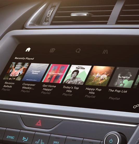 SMARTPHONE PACK1 Smartphone Pack dodávaný na přání vám díky sdílení obrazovky s informačním a zábavním systémem vozu E-PACE umožní udržovat bezpečné spojení s vaším chytrým telefonem i ve vozidle.