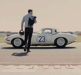 K poctě historie značky Jaguar jsme sestavili také kolekci oslavující minulé úspěchy. Zahrnuje dárkové předměty a oblečení inspirované světem motoristického sportu.