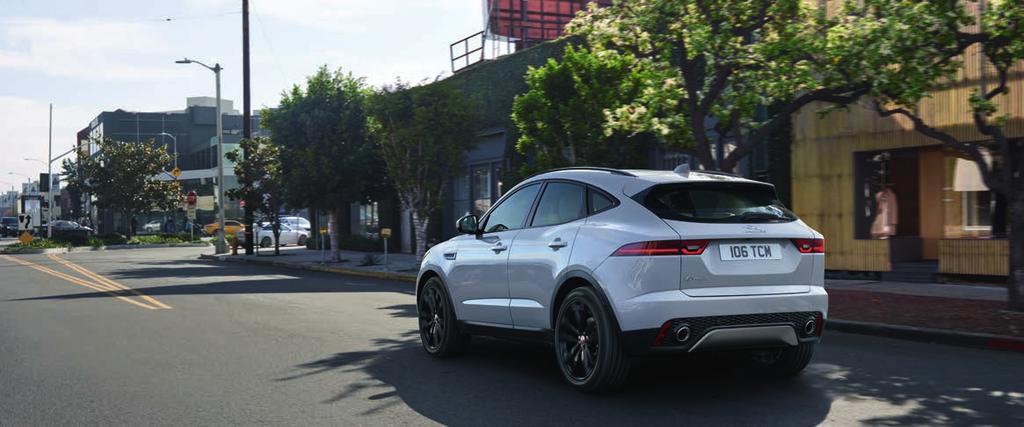 DESIGN EXTERIÉR Jaguar E-PACE se vyznačuje odhodlaným sportovním vzhledem. Výrazná voštinová mřížka masky chladiče je orámována LED světlomety s charakteristickými LED světly ve tvaru písmene J ¹.