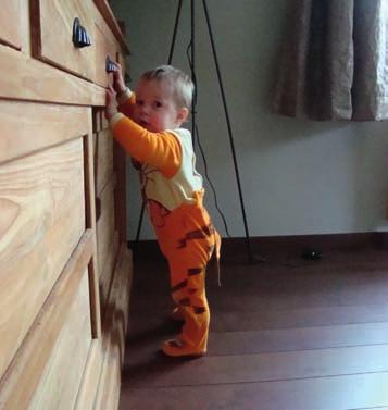 My pak jeho autíčka neustále hledáme a křesla i pohovku stěhujeme. Naštěstí to podlaha vydrží a je stále bez škrábanců.