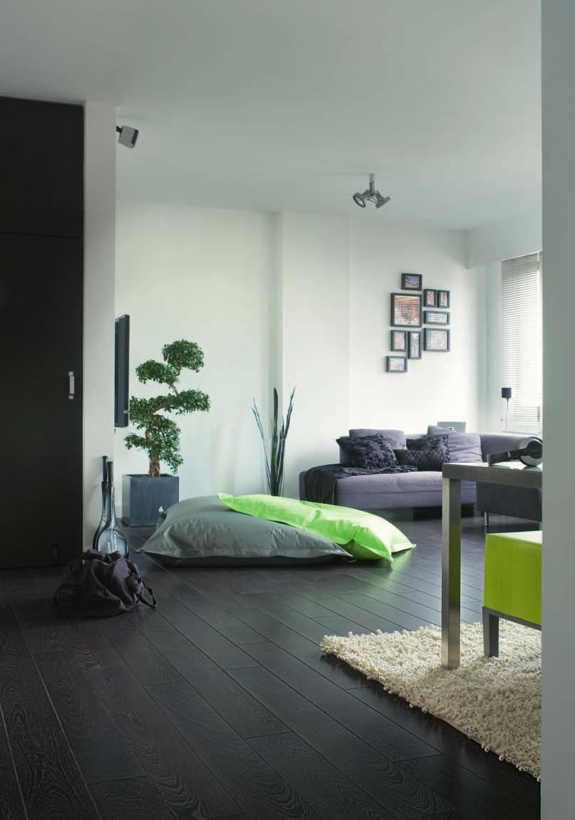 ŽIVOT V PODKrOVNíM STylu Tato tmavá podlaha wengé Quick Step Perspective s hlubokými drážkami tvaru V je pro takto prostorný obývací pokoj