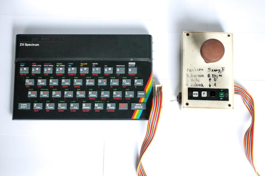 Obrázek 1. Osmibitový počítač Sinclair ZX Spectrum s podomácku vyrobeným joystickem. Zapŧjčila Stanice technikŧ Domŧ dětí a mládeţe hl. města Prahy. Foto: Zdeněk Šmída.