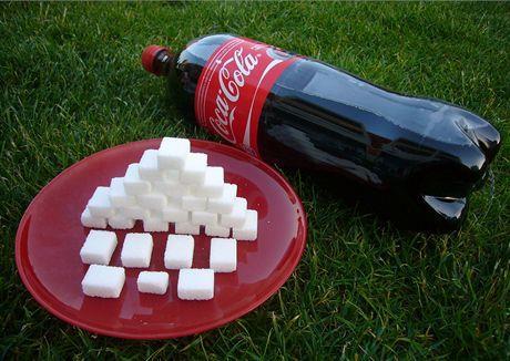 COCA COLA SLADKÝ JED V jednom litru se skrývá 108 gramů cukru, tedy více než 27 kostek cukru!
