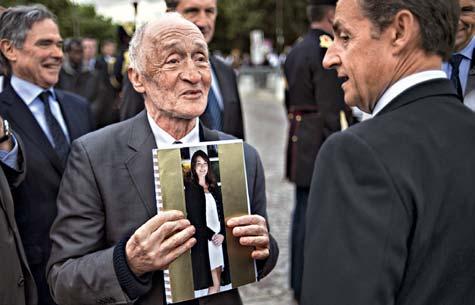 62 Euro 42 17. října 2011 global Francie POMŮŽE MANŽELKA? Carla Bruniová se těší velké pozornosti Francouzů. Popularitě Sarkozyho to ale nepřidává.» ještě jednu zvláštnost.