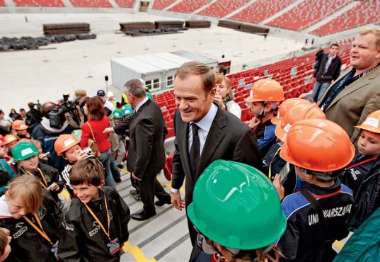 64 Euro 42 17. října 2011 global Polsko Tuskova klička Strana polského premiéra může za svůj volební úspěch děkovat také fotbalistům.