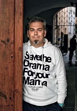 84 Euro 42 17. října 2011 light divadlo» moc a moc plodí peníze. Tvůrci přidali ironické songy (zejména procítěné, až muzikálově chytlavé: Jsem nevinná, byla to lež cílená.