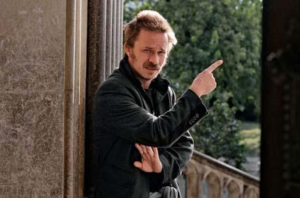 boji o zrno a snech, ve kterým milencům místo amora žehná soudruh Stalin. Spíš než autoři tato témata přinášejí režiséři ve svých interpretacích.