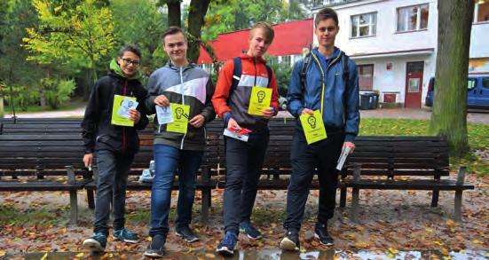 Do školy se naprostá většina žáků a učitelů vypravila v oblecích, s kravatou, motýlkem, ve společenských šatech, s kabelkou či elegantní broží.