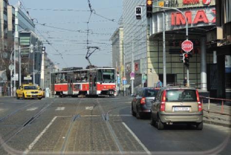 Vozidla VHD tedy mají možnost přednostní volby a prodlužování signálu volno v reálném čase podle jejich aktuálních nároků tak, aby mohla projet světelně řízenou křižovatkou pokud možno bez zastavení,