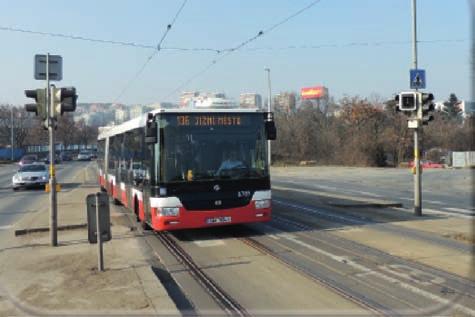 Preference tramvají zvýšené tvarovky podél tramvajových tra Jako první podélný práh v Praze byl v roce 1996 využit klasický hranatý betonový obrubník, který byl v délce 5 m zabudován do vozovky v