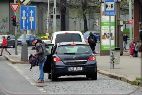 1.4 Místa pro zastavení typu K+R K+R je kombinovaným způsobem dopravy osob s návazností individuální automobilové dopravy na veřejnou hromadnou dopravu