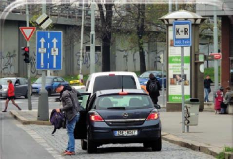 3 min) za účelem vystoupení nebo nastoupení spolucestujících zejména v blízkosti stanic metra. MAX.