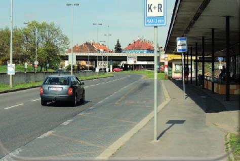 značení Parkoviště K+R (IP13e) s textem MAX. 3 min. V současnosti je na území hl. města Prahy k dispozici 24 parkovišť tohoto typu.