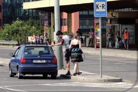 Druhé K+R u stanice Dejvická bylo v souvislosti s rekonstrukcí stropní desky metra na Vítězném náměstí zrušeno pouze dočasně.